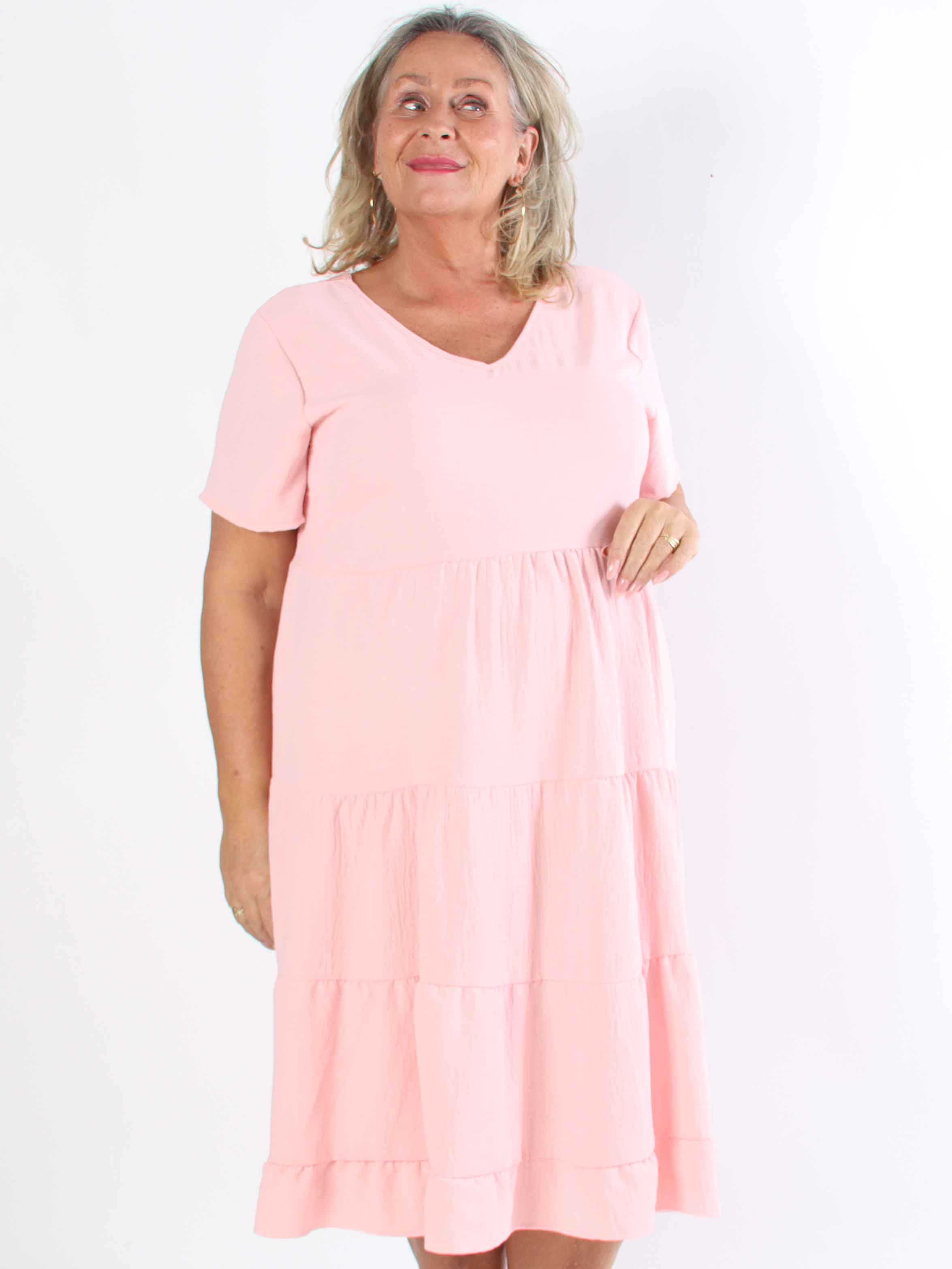 Shayna - Plus size-klänning i viskos med broderade detaljer på ryggen